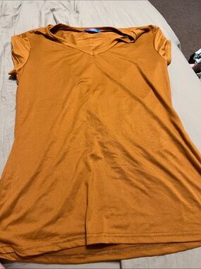 Women’s V-Neck Short Sleeve Tee in Rust